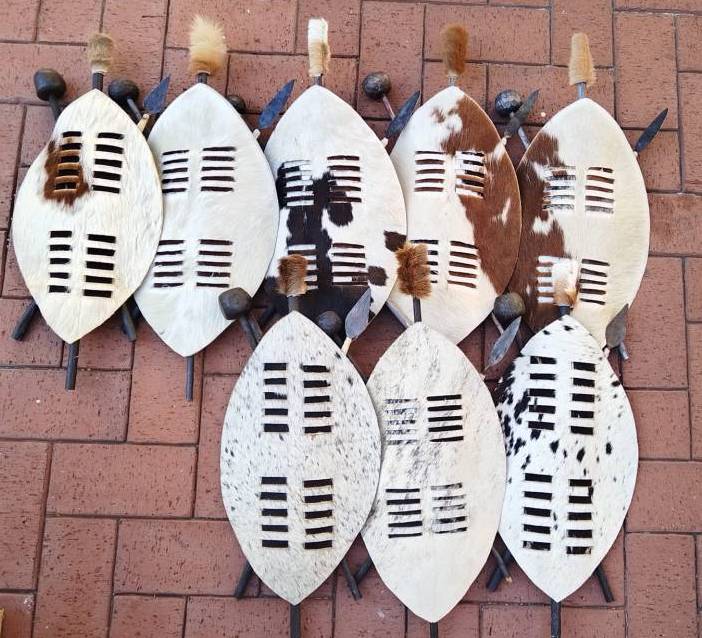 Zulu men / shield Zulu men and shield